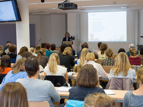 Begrüßung und Eröffnung durch Prof. Gudrun Loster-Schneider