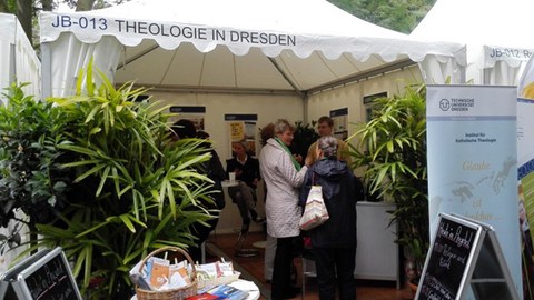 Stand des Institutes, Denis Schmelter im Gespräch mit Passantinnen 
