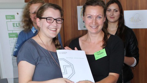 Marianne Wilde, Absolventin des Lehramts für Grundschule und Frau Julia Nowak, Mitarbeiterin an der Professur für Schulpädagogik (v.l.n.r.)