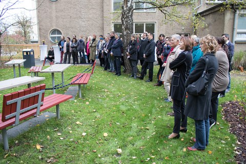 Besucher zur Einweihung des Grünen Seminarraums