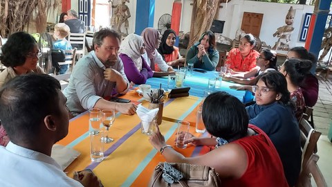 Prof. Horlacher bei einem Treffen mit den bisherigen sri-lankischen Programmteilnehmer:innen in Colombo im August 2023 