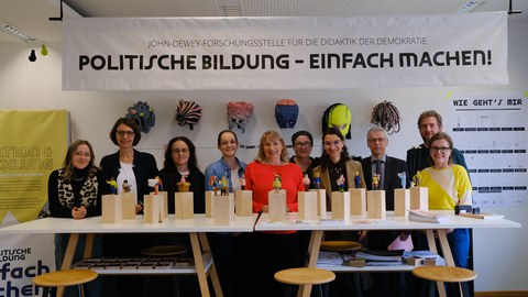 v.l.n.r. Elisa Moser (JoDDiD); Prorektorin Prof.in Roswitha Böhm; Staatssekretärin Dagmar Neukirch; Hannah Schöller (Stadtbibliothek Dresden); Staatsministerin Petra Köpping; Direktorin der JoDDiD Prof.in Anja Besand; Iwelina Fröhlich; Amtschef Rüdiger Raufls; Peter Birkenhauer und Agnes Scharnetzky (JoDDiD) 