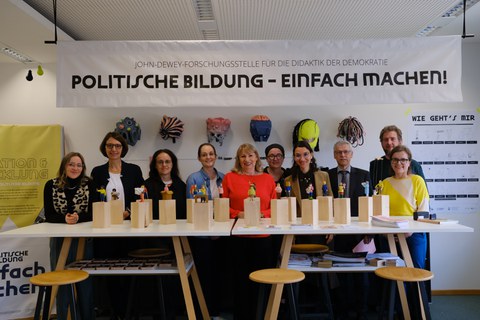 v.l.n.r. Elisa Moser (JoDDiD); Prorektorin Prof.in Roswitha Böhm; Staatssekretärin Dagmar Neukirch; Hannah Schöller (Stadtbibliothek Dresden); Staatsministerin Petra Köpping; Direktorin der JoDDiD Prof.in Anja Besand; Iwelina Fröhlich; Amtschef Rüdiger Raufls; Peter Birkenhauer und Agnes Scharnetzky (JoDDiD) 
