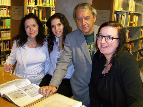 Prof. Marri mit Prof. Lieber (links) und den Wissenschaftlichen Mitarbeiterinnen Chiara Pedron (Mitte) und Josephine Klingebeil (rechts)  Foto: Rebecca Schreiber