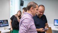 Menschen stehen in Grüppchen und reden