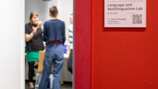 Blick in des Labor mit Türschild und roter Wand
