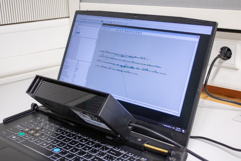 Laptop mit Eyetracking-Kamera