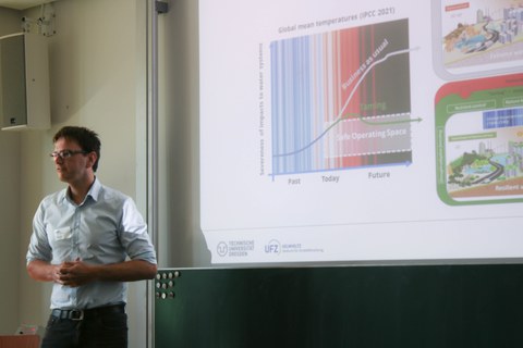 Prof. Stefan Stolte vor einer Folie zum Klimawandel