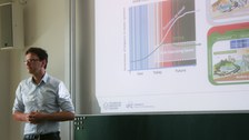 Prof. Stefan Stolte vor einer Folie zum Klimawandel