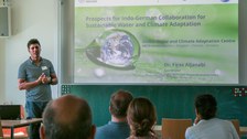 Dr. Firas Aljanabi Vortragender vor Folie zum ABCD-Center 