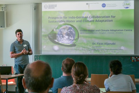Dr. Firas Aljanabi Vortragender vor Folie zum ABCD-Center 