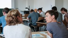 Teilnehmende des Netzwerkstudios zu zweit in der Diskussion von hinten fotografiert 