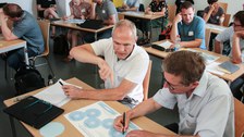 Teilnehmende des Netzwerkstudios zu zweit in der Diskussion von vorn fotografiert 