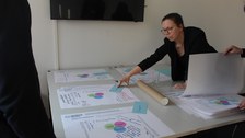 Das Organisationsteam des Workshops besprechen die Clusterthemen