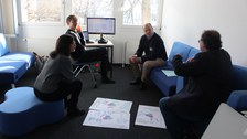 Gruppe von Forscher:innen arbeiten zusammen an der weiteren Präzisierung von Forschungsfragen, nachdem sie eines der Cluster-Themen ausgewählt haben. 
