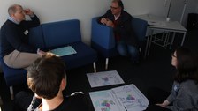 Diskussion zwischen Forscher:innen aus GSW und WiWi bei der Konkretisierung von Forschungsfragen