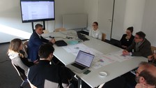 Forscher:innen arbeiten an Präsentation zum selbst ausgewählten Cluster-Thema