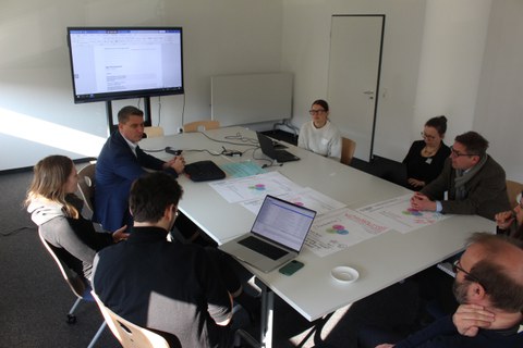 Forscher:innen arbeiten an Präsentation zum selbst ausgewählten Cluster-Thema