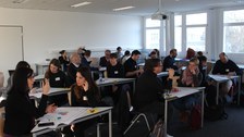 Teilnehmer:innen des Workshops diskutieren interdisziplinäre Forschungsansätze 