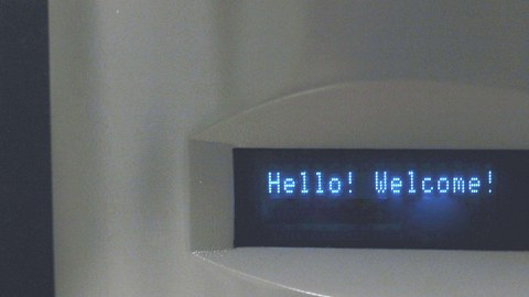 Eine Kassendisplay, das "Hello! Welcome!" anzeigt