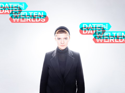 Foto der Künstlerin mit dem Text "Data Worlds"