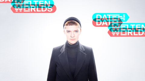 Foto der Künstlerin mit dem Text "Data Worlds"