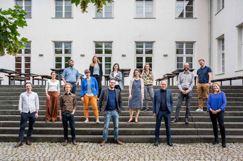 Gruppenphoto TUDiSC-Mitglieder vor der alten Mensa. 