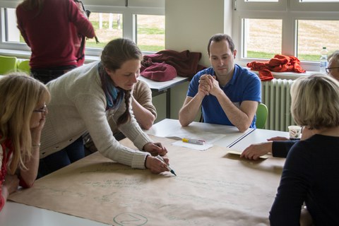 Im Anschluss an den Vortrag diskutierten die Teilnehmenden zusammen mit der Projektgruppe verschiedene Fragen zur Universitätsschule