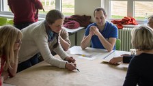 Im Anschluss an den Vortrag diskutierten die Teilnehmenden zusammen mit der Projektgruppe verschiedene Fragen zur Universitätsschule