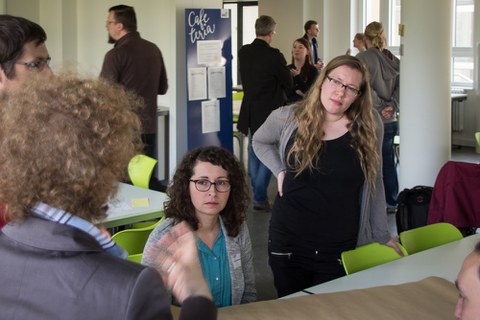 Im Anschluss an den Vortrag diskutierten die Teilnehmenden zusammen mit der Projektgruppe verschiedene Fragen zur Universitätsschule