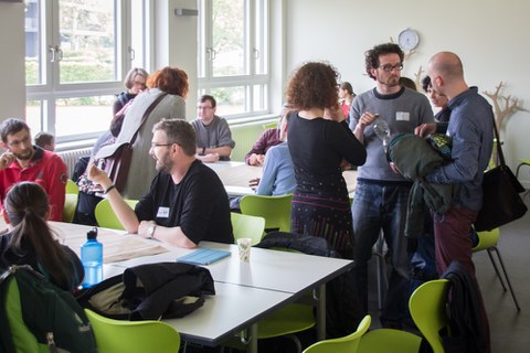 Im Anschluss an den Vortrag diskutierten die Teilnehmenden zusammen mit der Projektgruppe verschiedene Fragen zur Universitätsschule