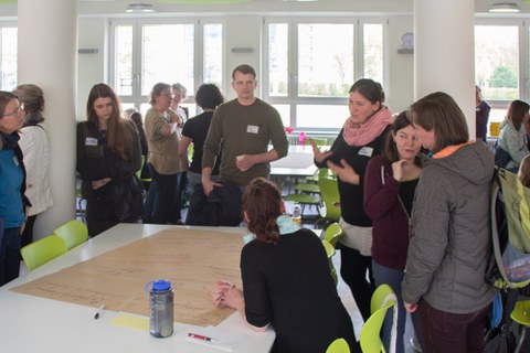 Im Anschluss an den Vortrag diskutierten die Teilnehmenden zusammen mit der Projektgruppe verschiedene Fragen zur Universitätsschule