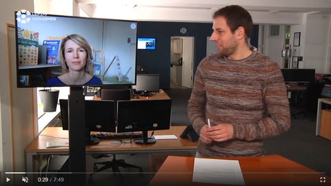 Moderator und Schulleiterin im Interview im Drehscheibe Spezial bei Sachsen Fernsehen