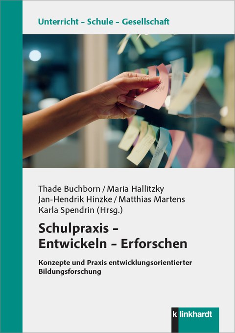 Buchtitel als Foto-Text-Collage: Eine Hand nimmt einen von vielen bunten Klebezetteln von einer Glaswand ab. Darunter die Angaben zum Buch.