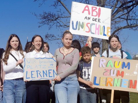 Eine Gruppe Schülerinnen und Schüler mit Protestschildern