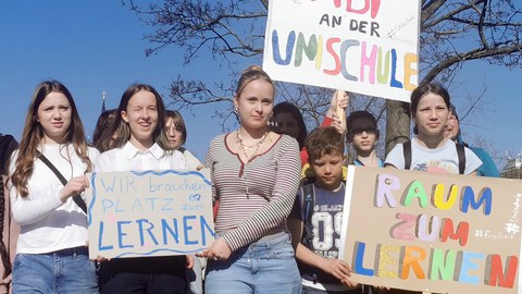 Eine Gruppe Schülerinnen und Schüler mit Protestschildern