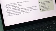 Blick auf ein Laptop mit der Präsentation „‎Lernen gemeinsam neu denken- Der Schulversuch Universitätsschule Dresden: Verabredungen statt Stundenpläne, Projekte statt Fächer, Lernen ohne Zensuren, Urlaub statt Ferien, Projektteams und Stammgruppen statt Klassen, Reale Arbeitsräume statt Klassenzimmer (Garten, Werkstatt, Labor, Küche, Schreibtisch), Lernen von Jahrgang 1 bis 9/10/12; Grundprinzipien: jahrgangsübergreifend, fächerverbindend, inklusiv, ganztägig mehrsprachig, selbstbestimmt, digitalisiert."