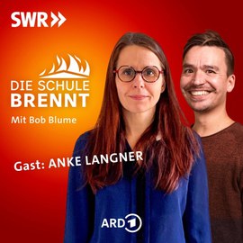 SWR-Logo, Überschrift "Die Schule brennt. Mit Bob Blume. Gast: Anke Langner" ARD-Logo. Eine Frau und ein Mann stehen vor einem orange-rot-leuchtenden Hintergrund.
