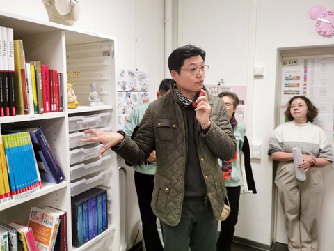 The translator of the Korean delegation explained how the learning modules and additional resources in the material cupboards of a learning room at the qualification level (grades 9-10) are organised.