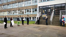 Auf dem Platz vor der Universitätsschule stehen Bildungsbürgermeister Jan Donhauser, Prof. Anke Langner, Elternrat Ulrich Puhlfürst, Mitglied des Universitätsschule Dresden e.V. Prof. Stefan Kornhuber, Prorektor Bildung der TU Dresden Michael Kobel, Oberbürgermeister Dirk Hilbert und Schulleiterin Maxi Heß mit Mund-Nasenschutz und Abstand.