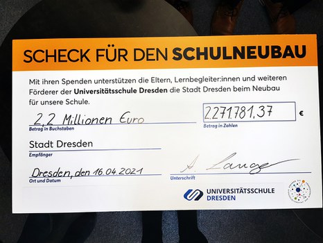 Der übergroß ausgedruckte Scheck liegt auf dem Couchtisch im Schulleiterinnenbüro: 2,2 Mio. Euro für das Lernhaus der Universitätsschule an die Landeshauptstadt Dresden, unterschrieben von Prof. Anke Langner.