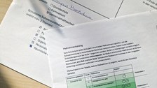 Ausgefülltes Arbeitsblatt mit einem Maßnahmenkatalog im Planspiel Schulentwicklung für die studentische Projektschule „campus momentum“ mit Texten und Tabellen