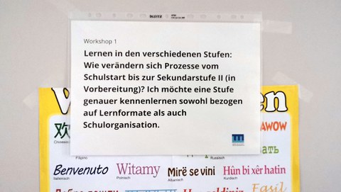 Schild mit Workshop-Titel an einer Lernraumtür: "Lernen in den verschiedenen Stufen"