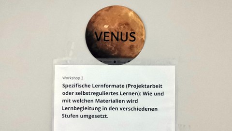 Schild mit Workshop-Titel an einer Lernraumtür: "Spezifische Lernformate (Projektarbeit oder selbstreguliertes Lernen)"