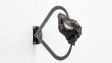 Lena von Goedeke: No weight no dimension II. 2023, Lava, Glas, Stahl; 40 x 15 x 35 cm
