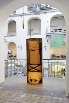 Installation Christian Kosmas Mayer und Banner Anton Ginzburg