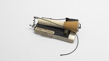 Stimm-Mechanik für die Artikulation von „Papa/Mama“, circa 1910