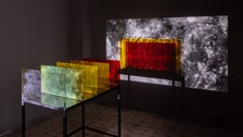 Rosa Barba: „The Color Out of Space” (2015). 5 farbige Glasfilter, Stahlsockel, HD video, color, sound; 36 min / Sound: Jan St. Werner) © Rosa Barba / Courtesy: die Künstlerin und Esther Schipper Berlin/Seoul/Paris 