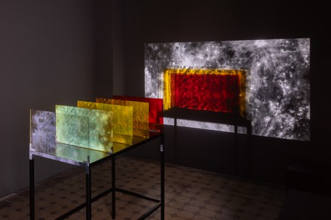Rosa Barba: „The Color Out of Space” (2015). 5 farbige Glasfilter, Stahlsockel, HD video, color, sound; 36 min / Sound: Jan St. Werner) © Rosa Barba / Courtesy: die Künstlerin und Esther Schipper Berlin/Seoul/Paris 