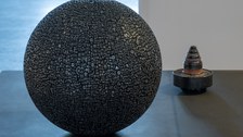 Rosa Barba: „Language Infinity Sphere” (2018). Bleibuchstaben; ⌀ 46 cm und Sendetetrode (um 1970) / Kustodie, TU Dresden © Rosa Barba / Courtesy: die Künstlerin und Esther Schipper Berlin/Seoul/Paris